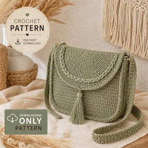 Può includere: Un modello all'uncinetto verde salvia per una borsa a tracolla. La borsa presenta una patta con un bordo intrecciato e un nappa. L'immagine include il testo "CROCHET PATTERN" e "INSTANT DOWNLOAD". La borsa ha una lunga tracolla.