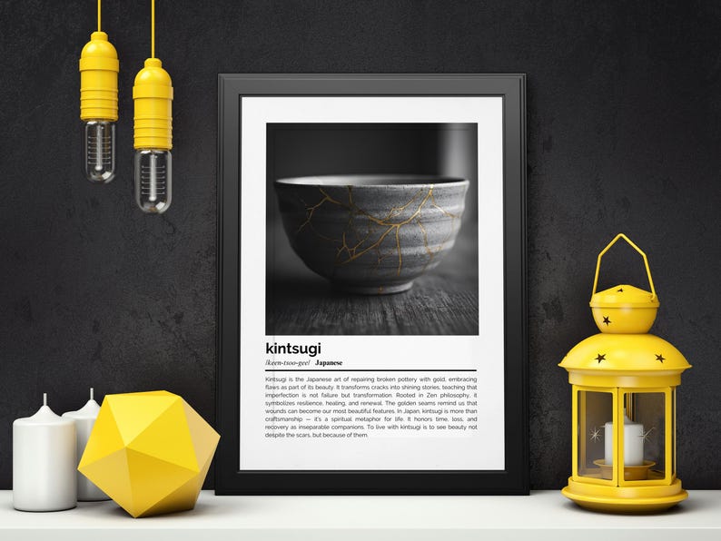 K&ouml;nnte beinhalten: Ein gerahmter Schwarz-Wei&szlig;-Druck einer japanischen Kintsugi-Schale mit goldenen Akzenten. Das Bild wird auf einer wei&szlig;en Oberfl&auml;che mit gelben Dekorationselementen, darunter eine Laterne und H&auml;ngelampen, pr&auml;sentiert.