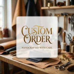 Op de afbeelding: Een set van drie keramische mokken met een gespikkelde, crèmekleurige glazuur. Elke mok heeft een handgeschilderd bloemmotief in blauw, groen en geel. De mokken hebben een eenvoudige, afgeronde vorm.