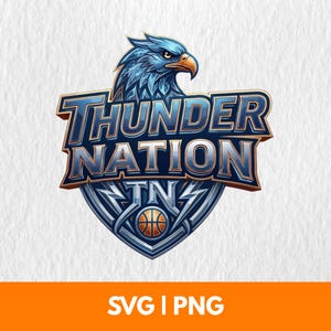Op de afbeelding: Een blauw en goud basketbalteamlogo met een adelaar en de woorden "THUNDER NATION" in een gestileerd lettertype. Het logo bevat een basketbal en bliksemschichten. De onderkant van de afbeelding heeft de tekst "SVG | PNG".