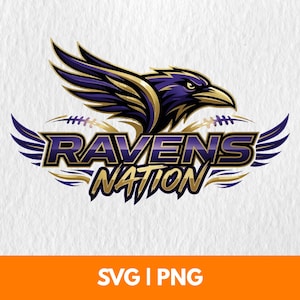 Könnte beinhalten: Grafikdesign mit einem stilisierten Raben in Lila und Gold, mit dem Schriftzug "RAVENS NATION" in einer fetten Schriftart. Das Design enthält fußballförmige Elemente und den Text "SVG | PNG" am unteren Rand, vor weißem Hintergrund.