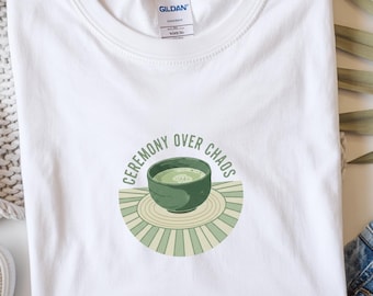 Camiseta "Ceremonia sobre el Caos" / Regalo ritual de matcha, camiseta gráfica de vida lenta, camiseta de atención plena zen, ropa estética para la ceremonia del té japonesa