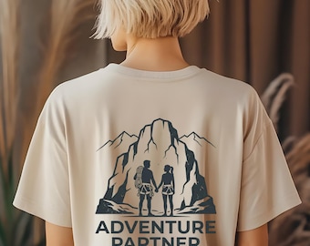 Camiseta de escalada para parejas de aventuras / Regalo para parejas de montaña / Estampado de escalada en roca en la espalda / Aniversario de escaladores / Camiseta gráfica Bold Summit