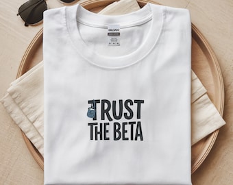 Camiseta de escalada Trust The Beta / Camiseta de búlder / Camiseta con gráfico de bolsa de magnesio / Regalo divertido para escaladores / Ropa de gimnasio en interiores / Camiseta de búlder