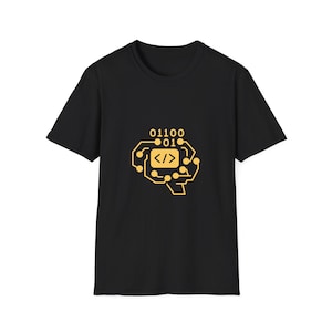 Puede incluir: Una camiseta negra de manga corta con un gráfico amarillo en el pecho. El diseño muestra un cerebro estilizado formado por líneas de circuito, con los números binarios 01100 01 arriba y el símbolo de corchetes de código </> en el centro.