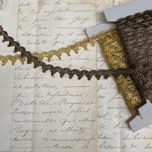 1 yard French Metallic Scallop Trim 3/4”