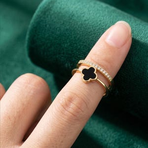Élégante bague trèfle superposée en or sertie de pavé de diamants et accent de nacre