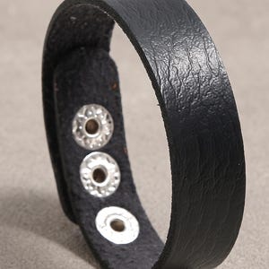 Pulsera colorida de piel sintética, brazalete ajustable con botón a presión, puño minimalista de piel lisa, brazalete punk de colores brillantes.