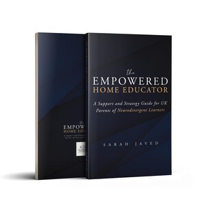 Op de afbeelding: Twee hardcover boeken getiteld "The Empowered Home Educator". De omslag is donkerblauw met gouden letters. De ondertitel van het boek luidt: "Een ondersteunings- en strategiegids voor Britse ouders van neurodivergente leerlingen". De naam van de auteur, Sarah Javed, is ook zichtbaar.