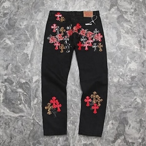 Röda lackade jeans med leopardmönster och korsmärken