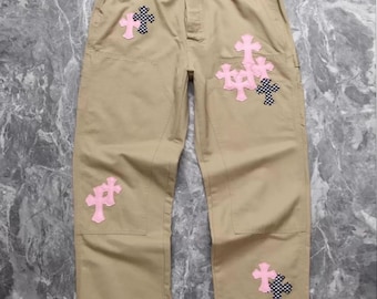 Beige Chino-Hose mit Rosa & Schwarz karierten Kreuz-Patches | Streetwear Patchwork Hose