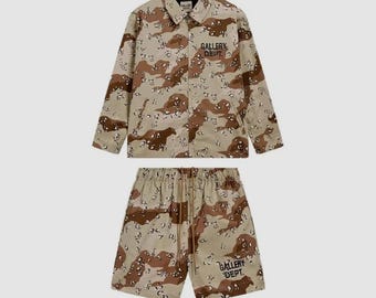 Conjunto de chaqueta y pantalones cortos de camuflaje del desierto Montecito del Departamento de Galería