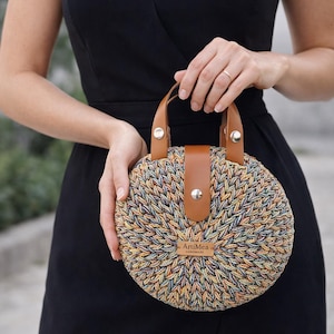 Borsa rotonda fatta a mano in macaron – Borsa in filato di cotone multicolore con manici in vera pelle, borsa all'uncinetto unica