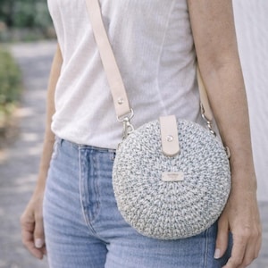 Borsa rotonda all'uncinetto pastello, borsa in cotone macaron con patta in pelle e tracolla