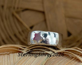 Anello a fascia con stella in argento sterling 925, ampio e strutturato, gioiello celeste di grande impatto.