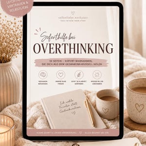 Könnte beinhalten: Ein digitales Tablet zeigt einen Selbsthilfe-Ratgeber mit dem Titel "Soforthilfe bei Overthinking" mit Text und Illustrationen. Das Bild enthält ein Notizbuch, einen Stift und eine Tasse mit Herzdesign, was auf ein Thema der psychischen Gesundheit und Selbstfürsorge hindeutet.