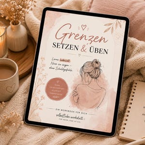 Könnte beinhalten: Ein digitales Tablet zeigt den Titel "Grenzen SETZEN & ÜBEN" mit einer Skizze einer Frau. Eine brennende Kerze, eine Tasse Kaffee und ein Notizbuch mit dem Text "Ich wähle mich" sind ebenfalls zu sehen. Die Szene spielt auf einer weichen, strukturierten Oberfläche.