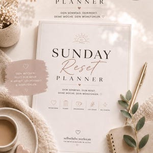 Könnte beinhalten: Ein deutschsprachiger "SUNDAY Reset PLANNER" in neutralen Tönen, mit einer Kaffeetasse, einem herzförmigen Keks, einem Stift und Blättern. Der Planer verspricht Klarheit, Leichtigkeit und Wohlbefinden. Der Text "DIGITALER DOWNLOAD" ist ebenfalls enthalten.