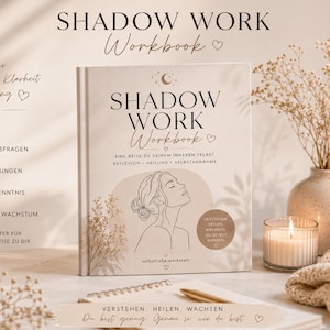 Könnte beinhalten: Ein "Shadow Work Workbook" mit weichem Einband, mit dem Titel in eleganter Schrift. Das Cover zeigt eine Illustration einer Frau und den Text "Eine Reise zu deinem inneren Selbst". Eine brennende Kerze, eine Tasse und eine Vase mit Trockenblumen sind ebenfalls im Bild.