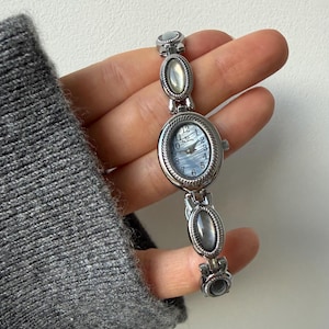 Damklocka i silver med naturlig pärlemor | Justerbart armband | Presentask ingår