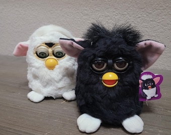 Lote de 2 Furby vintage, par de juguetes de plástico Tiger Electronics, pelaje blanco y negro, probados.