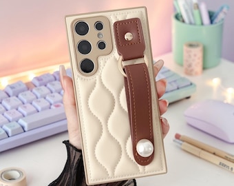 Quilted Strap Phone Case for S23 S24 S25 S26, Cream Faux Leather Protective Cover, Elegant Hand Grip Case with Pearl Detail