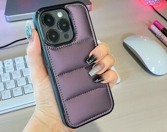 Capa para celular estilo jaqueta puffer, em tecido macio e resistente a impactos, para iPhones das séries 16, 15, 14, 13, 12 e 11. Capa protetora acolchoada e moderna.