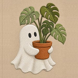 Könnte beinhalten: Ein gesticktes Motiv zeigt ein weißes Gespenst mit schwarzen ovalen Augen, das einen terrakottafarbenen Topf mit einer grünen Monstera-Pflanze mit großen, geschlitzten Blättern hält. Die Stickerei befindet sich auf einem hellbeigen Stoff.