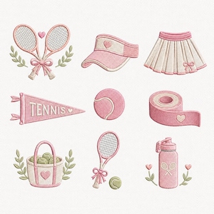 Puede incluir: Una colección de iconos bordados con temática de tenis en rosa y blanco, que incluye raquetas cruzadas, una visera, una falda plisada, un banderín con el texto TENNIS, una pelota, un rollo de cinta, un bolso con pelotas, una raqueta y una botella.