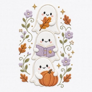 Pode incluir: Um design de bordado com três fantasmas brancos empilhados num fundo branco. O fantasma do topo segura uma folha laranja, o do meio lê um livro roxo com uma estrela dourada e o de baixo segura uma abóbora laranja, rodeados por flores roxas e vinhas verdes.