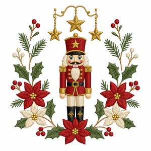 Könnte beinhalten: Eine Stickerei eines Nussknackers in roter Uniform mit goldenen Akzenten, umrahmt von einem Kranz aus grünen Stechpalmenblättern, roten und weißen Weihnachtssternen, roten Beeren und Tannennadeln, gekrönt von drei hängenden goldenen Sternen an einer Kette.