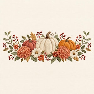 Può includere: Un disegno da ricamo che presenta tre zucche nei colori rosso, bianco e arancione, circondate da crisantemi arancioni e bianchi, foglie verdi e grappoli di piccole bacche rosse, disposti in una composizione floreale e vegetale orizzontale.