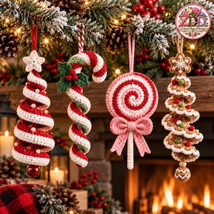 Könnte beinhalten: Vier gehäkelte Weihnachtsanhänger hängen an einem Tannenzweig. Das Set besteht aus einem rot-weißen Spiralbaum mit Stern, einer Zuckerstange mit Stechpalme, einem rosa-weißen Lutscher mit Schleife und einem braunen Baum mit kleinen Akzenten.