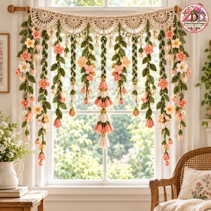 Puede incluir: Una cenefa de ganchillo para ventana con un borde superior festoneado en color crema, enredaderas verdes colgantes, flores rosas y amarillas, y un grupo central de flores en forma de campana. La pieza textil cuelga de una barra de madera.