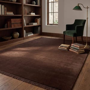 Tapete de lã marrom escuro, tecido à mão, grande, liso, minimalista, feito sob medida para sala de estar.