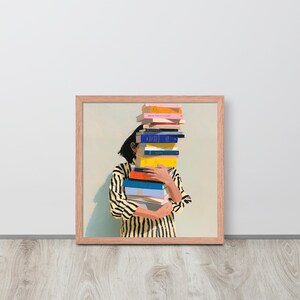 Può includere: Una stampa artistica incorniciata raffigura una persona che tiene in mano una pila di libri colorati, con il volto coperto. La persona indossa una camicia a righe nere e gialle. I libri hanno dorsi di vari colori, tra cui giallo, blu e rosa.
