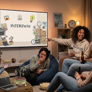 Puede incluir: Un grupo de personas riendo en una sala de estar, con una gran pantalla que muestra una caricatura. La pantalla muestra la palabra "INTEREWW" y varias imágenes de dibujos animados. Una persona señala la pantalla. La habitación tiene un ambiente cálido y acogedor.