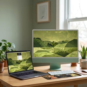 Könnte beinhalten: Ein moderner Arbeitsplatz mit einem Laptop und einem All-in-One-Desktop-Computer mit passenden grünen Bildschirmen. Eine Tastatur, eine Maus und ein Mauspads befinden sich ebenfalls auf dem Holztisch. Eine Topfpflanze und eine Tasse sind ebenfalls sichtbar.