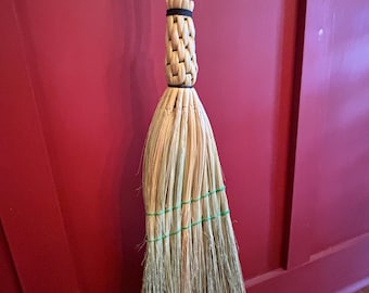 Balai spécial tressé à la main sur un manche à balai sur une branche d'arbre - écorce enlevée