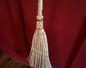 Balai tressé à la main et manche à balai en bouleau à papier