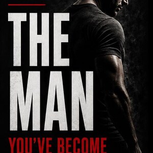Może przedstawiać: Ciemny obraz z mężczyzną w koszulce i napisem "STRENGTHENING THE MAN YOU'VE BECOME" w kolorze białym i czerwonym. Obraz zawiera również tekst "BUILT MEN CO." i "A 12-MONTH ALIGNMENT & LEADERSHIP SYSTEM."