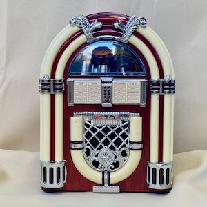 Puede incluir: Una taza de cerámica blanca con un asa negra y el texto "But First, Coffee" en negro, en negrita. La taza está sobre una superficie blanca.