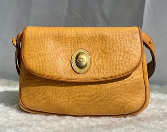 Vintage CD i beige läderpochette axel-/crossbodyväska – Gott begagnat skick – Texturerat läder