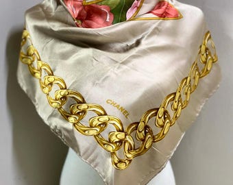 CHANEL Blommig kedjemönstrad fyrkantig sidenhalsduk Begagnad 90 cm • Vintage