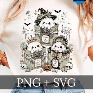 Könnte beinhalten: Ein cremefarbenes T-Shirt mit einer Grafik von drei weißen Geistern in Geschenkboxen. Die Geister tragen einen Hexenhut, eine Krone und einen Blumenschmuck. Der Text umfasst BOO-TI-FUL, Too cute-to-spook, SPOOKY & SWEET, LITTLE BOO ROYALTY und TRICK OR TREAT.