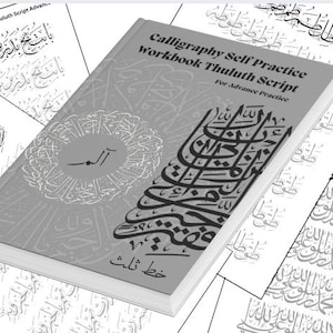 Può includere: Un quaderno grigio intitolato "Calligraphy Self Practice Workbook Thuluth Script" con calligrafia nera sulla copertina. Il libro è circondato da fogli di esercizi con calligrafia simile. Il testo "For Advance Practice" è anche visibile.