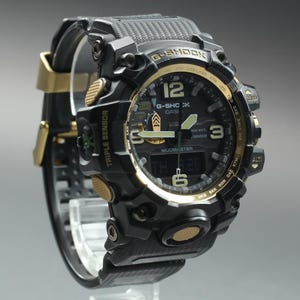 Op de afbeelding: Een rustiek houten bord met de tekst "Welcome to our home" in witte letters. Het bord heeft een verweerde afwerking en een eenvoudig, uitnodigend ontwerp.