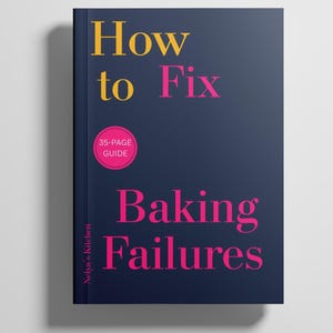 Könnte beinhalten: Ein marineblaues Buch mit dem Titel "How to Fix Baking Failures" mit gelbem und rosa Text. Das Cover enthält einen rosa Kreis mit der Aufschrift "35-PAGE GUIDE". Der Name des Autors, "Nelya's Kitchen", ist vertikal auf dem Buchrücken aufgedruckt.