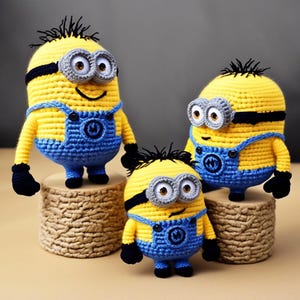 Peut inclure: Trois figurines Minion au crochet, jaunes, bleues, noires et grises. Chaque Minion a des cheveux noirs, des lunettes grises et une salopette bleue. Ils se tiennent sur de petites plateformes cylindriques texturées. Les Minions ont des visages souriants.
