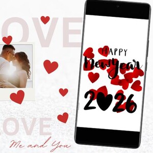 Könnte beinhalten: Ein Smartphone zeigt die Nachricht "Happy New Year 2026" mit roten Herzakzenten. Ein Polaroid-Foto zeigt ein küssendes Paar. Rote Herzen und das Wort "LOVE" sind auf weißem Hintergrund verstreut. Der Satz "Me and You" ist ebenfalls vorhanden.